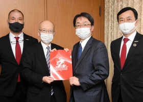片山安孝副知事（左から２人目）に特製クリアファイルを手渡すコベルコ神戸スティーラーズ関係者＝兵庫県庁