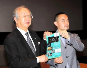 新作映像をアピールする河田恵昭センター長（左）と大島隆之監督＝神戸市中央区脇浜海岸通１