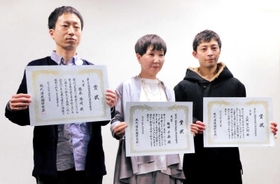 受賞を喜ぶ（左から）橋本浩明さん、梅田千絵さん、三坂賢二郎さん＝大阪市中央区、ウイングフィールド