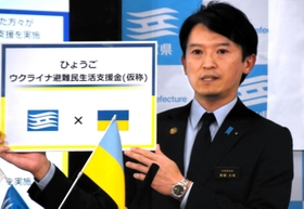 定例会見でウクライナからの避難者支援施策について説明する兵庫県の斎藤元彦知事＝６日午後、兵庫県庁