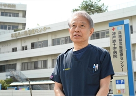 国内外の災害現場の経験から「緊急事態では専門分野を超えた対応が求められる」と話す中山伸一さん＝神戸市中央区、兵庫県災害医療センター（撮影・坂井萌香）