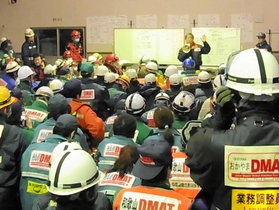 東日本大震災で医療搬送拠点となった岩手県のいわて花巻空港でＤＭＡＴ隊員に指示を出す中山伸一さん（２０１１年３月１２日、中山さん提供）