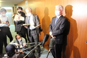 報道陣の質問に答える泉房穂市長＝明石市中崎１