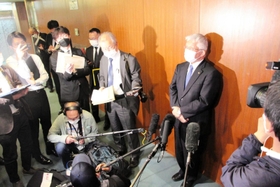 報道陣の質問に答える泉房穂市長＝明石市中崎１