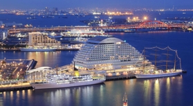 ５隻そろって停泊し、日没後には電飾で夜景を彩る練習船＝７日夜、神戸市中央区