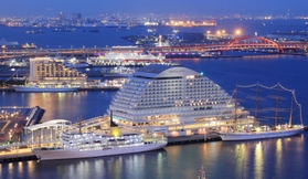 ５隻そろって停泊し、日没後には電飾で夜景を彩る練習船＝７日夜、神戸市中央区