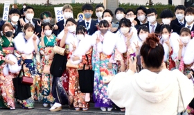 式典に出席し、グループごとに記念撮影する新成人。会話が盛り上がるのは、久しぶりの対面だからこそ？＝２０２２年１月、加古川市内