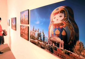 マトリョーシカ型のホテルを撮った写真などの展示空間＝西宮市大谷記念美術館