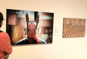 台湾やミャンマーの宗教施設を紹介した写真が並ぶ会場＝西宮市大谷記念美術館