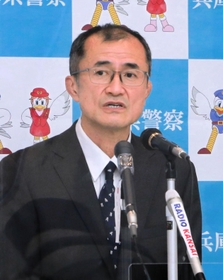 着任会見に臨む兵庫県警の桐原弘毅本部長＝８日午後、神戸市中央区