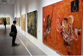 身体的変化を受け入れて生まれた、新たな技法の作品が並ぶ会場＝横尾忠則現代美術館（撮影・坂井萌香）