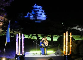 ウクライナ国旗の色に染まった会場で、平和を祈る音色を響かせるカテリーナ・グジーさん＝８日夜、姫路城（撮影・大山伸一郎）