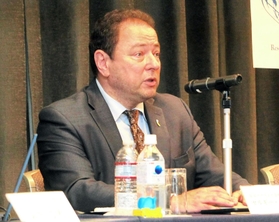 ロシアによる軍事侵攻や安全保障への思いを語るウクライナのセルギー・コルスンスキー駐日大使＝神戸市中央区北野町１