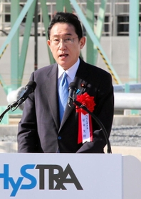 式典冒頭であいさつする岸田文雄首相＝９日午後、神戸市中央区神戸空港