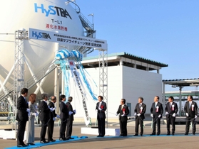 日豪で水素供給網を構築する実証事業の成功を祝う関係者ら＝９日午後、神戸市中央区神戸空港