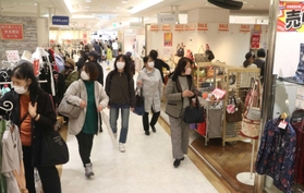 買い物客でにぎわう営業最終日の２番街＝神戸市中央区のさんちか