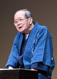 最後の「一人語り劇場」のステージの木津川計さん＝１０日午後、神戸市灘区岸地通１（撮影・坂井萌香）
