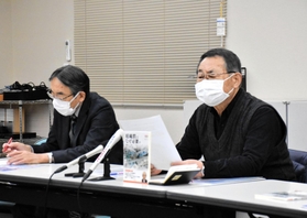 講演会開催の経緯などについて説明する「組織罰を実現する会」の大森重美代表（右）と松本邦夫副代表＝神戸市中央区橘通１、兵庫県弁護士会館別館