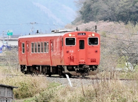 兵庫県内のＪＲ線で赤字額が３番目に大きかった播但線和田山-寺前間を走る列車＝１１日午後、朝来市岩津（撮影・大島光貴）