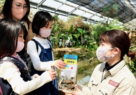 ウクライナの動物たちの支援のため、募金に応じる子どもたち＝神戸市中央区港島南町７（撮影・中西幸大）