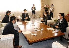 斎藤元彦知事（中央）に申し入れ書を提出した県議会４会派の代表ら＝兵庫県庁