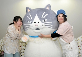 ラジオ関西の番組「Ｃｌｉｐ」に出演し、紅しょうがの稲田さん（左）と熊元さん（右）と記念写真を撮るマル＝神戸市中央区東川崎町１、ラジオ関西