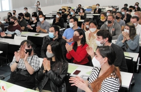 来日し、入学式に出席したコミュニカ学院の留学生ら。約６０人の学生が集まるのは新型コロナウイルスの感染拡大以降では初めてという＝７日、神戸市中央区新港町