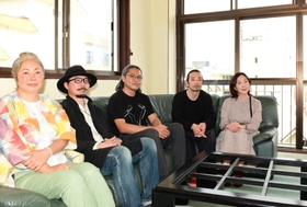 運営メンバーの面々。（右から）松下麻理さん、森山未来さん、小泉寛明さん、遠藤豊さん、小泉亜由美さん＝神戸市中央区北野町４（撮影・中西幸大）