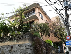 「アーティスト・イン・レジデンス・コウベ」が入るマンションの外観＝神戸市中央区北野町４（撮影・中西幸大）