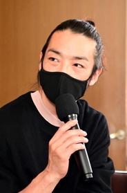 レジデンスの運営方法や展望について熱弁をふるう森山未来さん＝１３日午後、神戸市中央区北野町４（撮影・中西幸大）