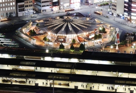 日没後、近未来を思わせる不思議な存在感を放つバスターミナル＝神戸市中央区相生町３