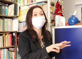 「ロシア語を学ぶ学生の気持ちに寄り添いたかった」と語る金子百合子教授＝神戸市西区、神戸市外国語大学