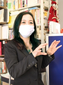 対話の重要性を訴えるロシア学科の金子百合子教授＝神戸市西区学園東町９、神戸市外国語大学