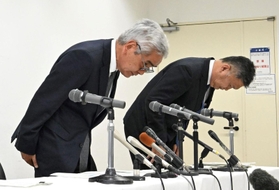 かんぽの宿有馬を利用した男性２人がレジオネラ症を発症し、うち１人の死亡を受け謝罪する日本郵政の福本謙二常務執行役（左）ら＝１４日午後、神戸市中央区の神戸国際会館（撮影・坂井萌香）