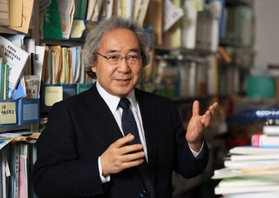 「少年法の厳罰化は治安の安定に逆効果ではないか」とも語る神戸学院大法学部長の佐々木光明さん＝神戸市中央区港島１、同大ポートアイランドキャンパス（撮影・吉田敦史）