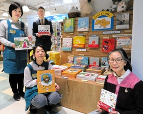 ジュンク堂書店三宮店に設けられた「ウクライナ！を想う」コーナー。企画した松田素子さん（右端）らは戦争や平和について考えるきっかけになればと願う＝神戸市中央区三宮町１