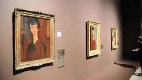 モディリアーニの《若い女性の肖像》（１９１７年ごろ、左）などの展示風景＝大阪中之島美術館