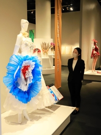 カンカンでまとう衣装（左）は、足を高く上げて踊ったときのデザインの美しさを再現する展示にした＝神戸市東灘区向洋町中２、神戸ファッション美術館