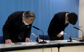 兵庫県立淡路医療センターにおける公文書偽造問題を巡り、職員が組織ぐるみで行った隠蔽工作について陳謝する八木聰・県病院事業副管理者（左）ら＝15日午後、兵庫県庁