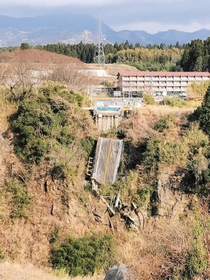 熊本地震で崩落した旧阿蘇大橋の橋桁。震災遺構として保存されている＝３月１４日、熊本県南阿蘇村河陽（宮定章さん提供）
