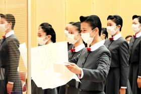 新入生総代として答辞を読み上げる今井柚希さん＝宝塚市武庫川町（宝塚音楽学校提供）
