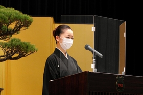 宝塚歌劇団生徒代表として祝辞を述べる花組組長の美風舞良さん