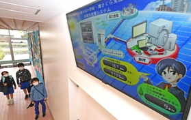 校舎に設置された太陽光パネルの発電量を示すモニター＝神戸市灘区摩耶海岸通２、灘の浜小学校（撮影・坂井萌香）