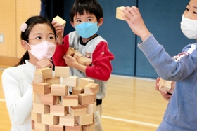 「黒くなってるところもあるなあ」。炭素を含んだ積み木を観察する子どもら＝西宮市、高木北小学校