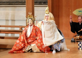 「媽祖」より。左から媽祖を務める片山九郎右衛門、住吉明神を演じる野村萬斎ら（渡辺真也さん撮影）