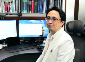 抗がん剤の投与量、回数を工夫する新たな治療法について説明する神戸大病院・腫瘍センターの清田尚臣特命准教授＝神戸市中央区、神戸大病院