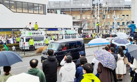 西宮市長選で応援に駆け付けた維新の吉村洋文副代表の演説を聞く市民ら＝３月２６日、西宮市内