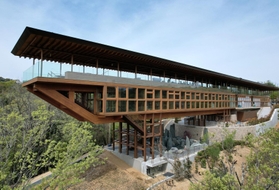 森の中にせり出したウッドデッキで、座禅やヨガを体験できる施設＝１８日午前、淡路市楠本（ドローンで撮影）
