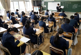 テスト開始を前に解答用紙についての説明を受ける生徒たち＝１９日午前、神戸市中央区北長狭通４、神戸生田中学校（撮影・秋山亮太）