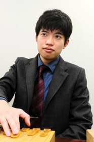 ５番勝負で着用する和服を家族と井上九段に用意してもらい「タイトル戦に出る実感が湧いた」と語る出口若武六段＝大阪市福島区、関西将棋会館
